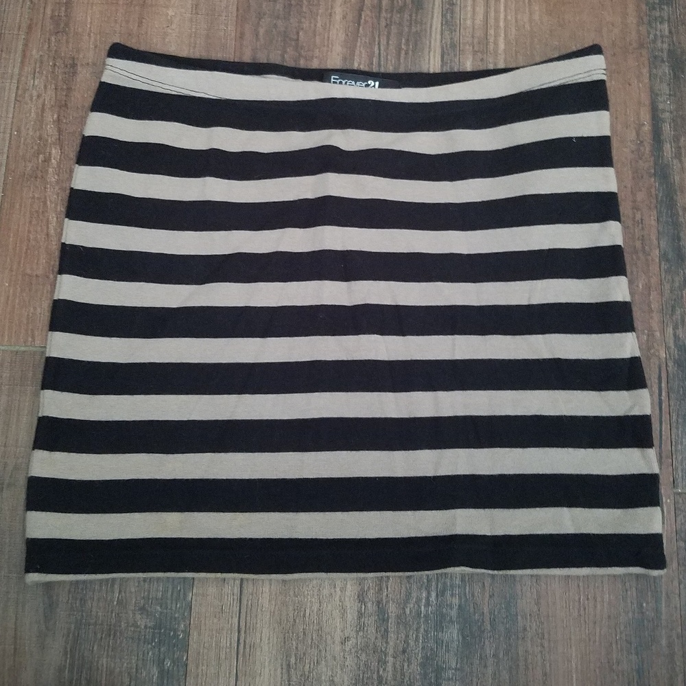 💚{4/$20}Forever 21 medium black&tan mini skirt